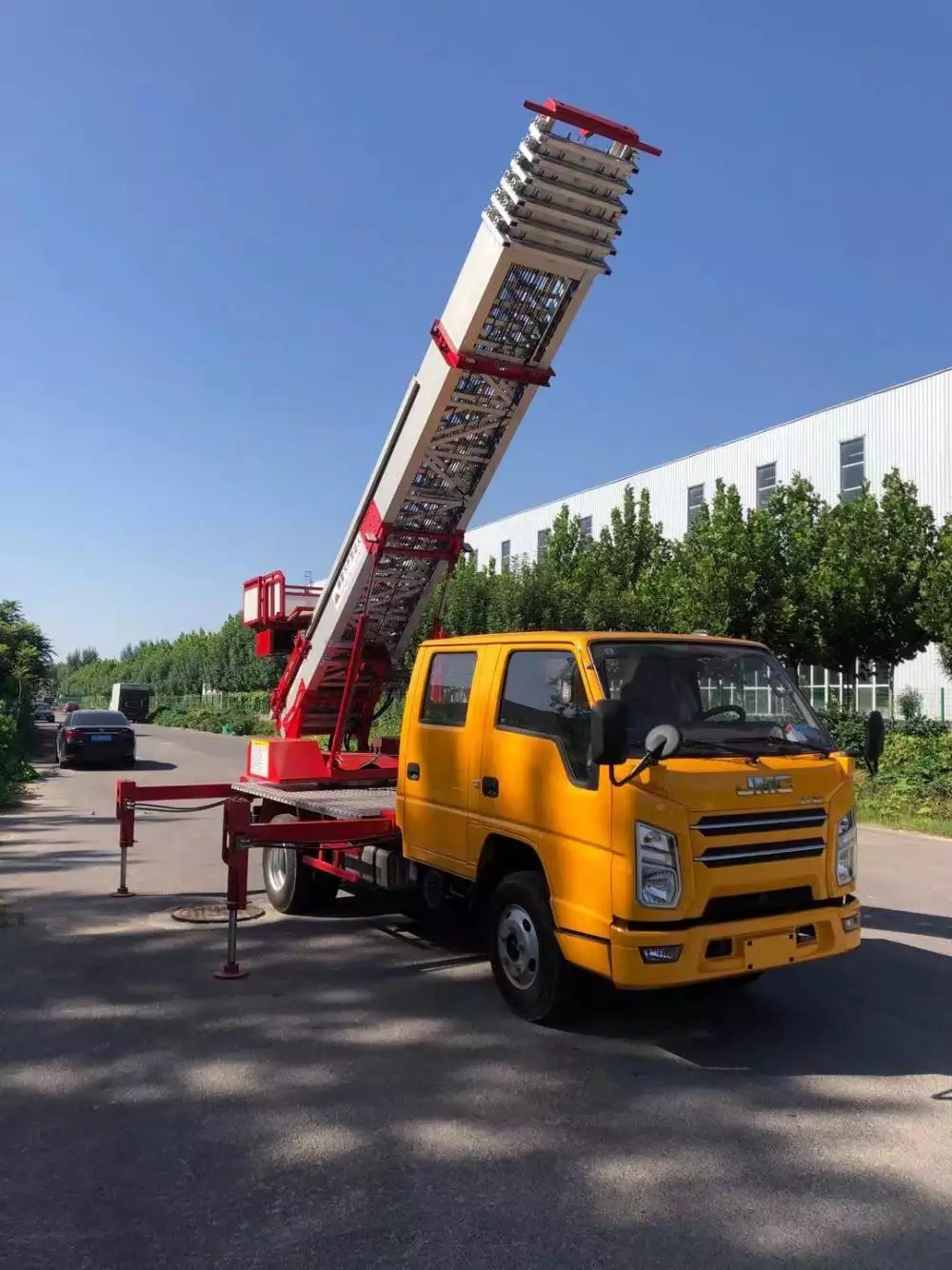 杭州余杭附近的云梯车出租服务：轻松解决高空作业需求